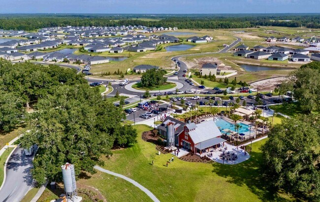 Building Photo - Gorgeous 4/ 2.5 Home in the Beautiful Lake Asbury Area of Clay County! $2,550.00