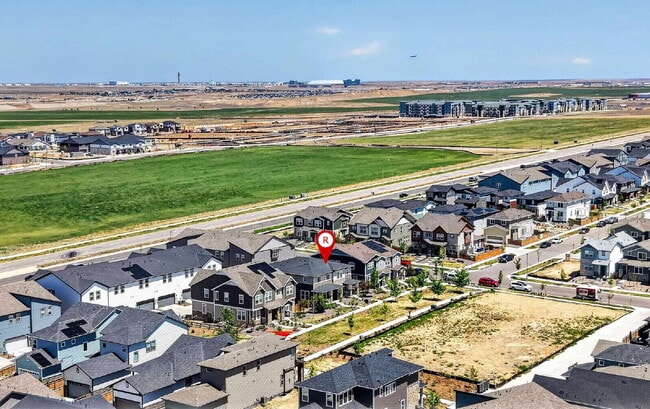 Building Photo - Beautiful 3 bed, 3 bath townhome in the lovely Painted Prairie Community!