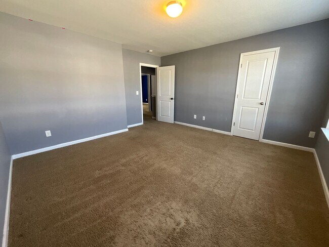 Building Photo - Large 5 bedroom home in Established Neighborhood ready to rent!