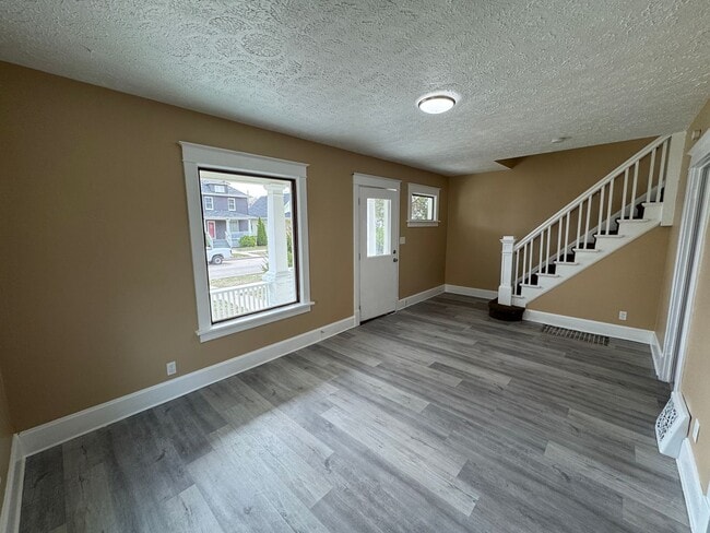 Building Photo - 3 Bedroom Moline Home with 2 Car Garage