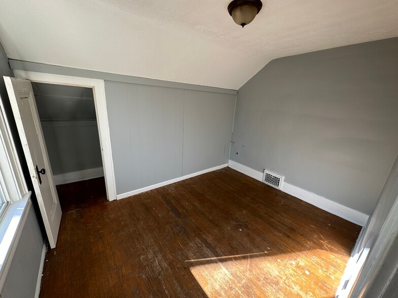 Building Photo - 2029 Cartier St