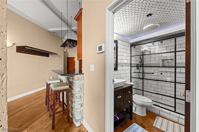 Building Photo - 1133 W 9th St