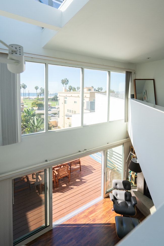Building Photo - 6672 Vista Del Mar