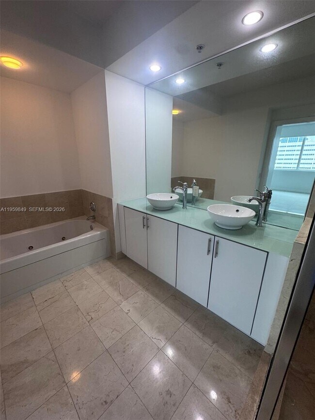 Building Photo - 315 NE 3rd Ave