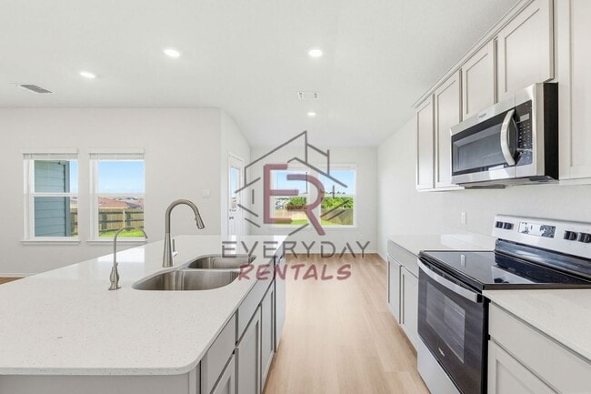 Building Photo - 3 bedroom 2 bath open concept