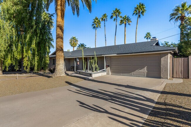 Building Photo - Cute 3 Bedroom 2 Bath In Phoenix!