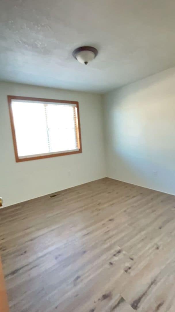 Building Photo - 3 Bedroom 2 Bath Single Family Home with F...