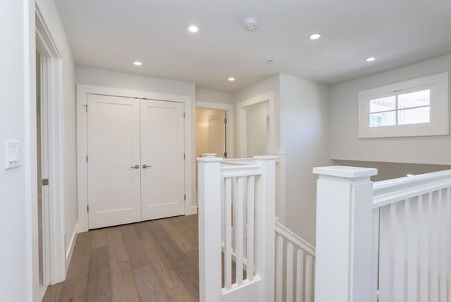 Building Photo - 2 Bed / 2.5 Bath Luxurious townhome near d...