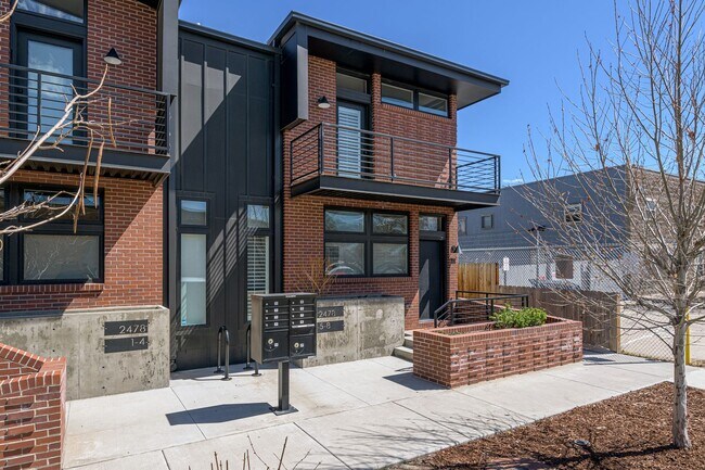 Building Photo - Like New Townhome Available Now-Denver