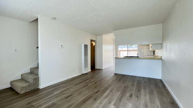 Building Photo - 2 Bedroom Townhouse across from Harloe Ele...