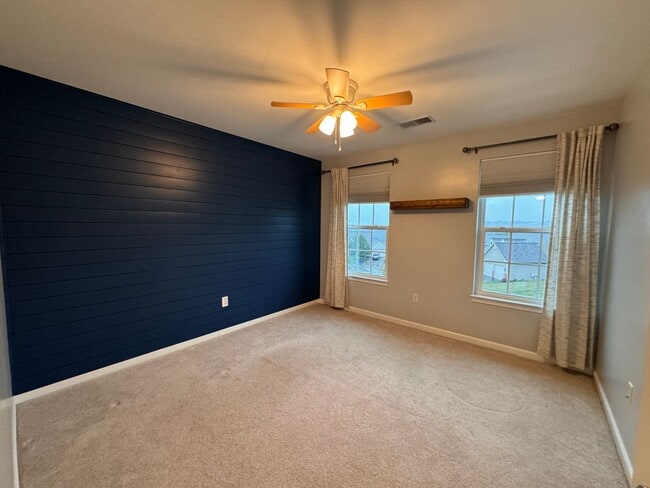 Building Photo - Beautiful 3 Bedroom town-home in Haymaker ...