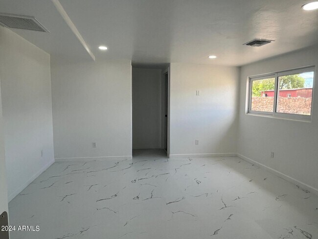 Building Photo - 1421 11th St