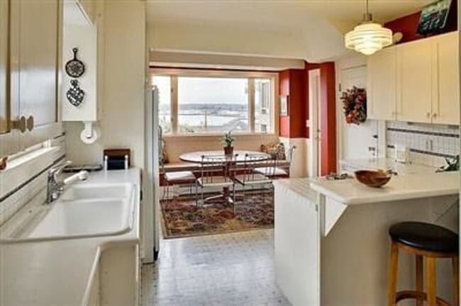 Building Photo - September Pre-lease - 6Bd/3Ba