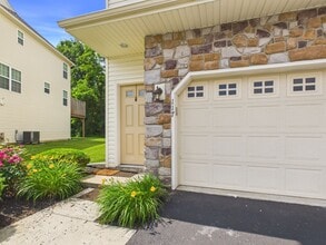 Building Photo - Spacious Townhouse on Mapleton Blvd.