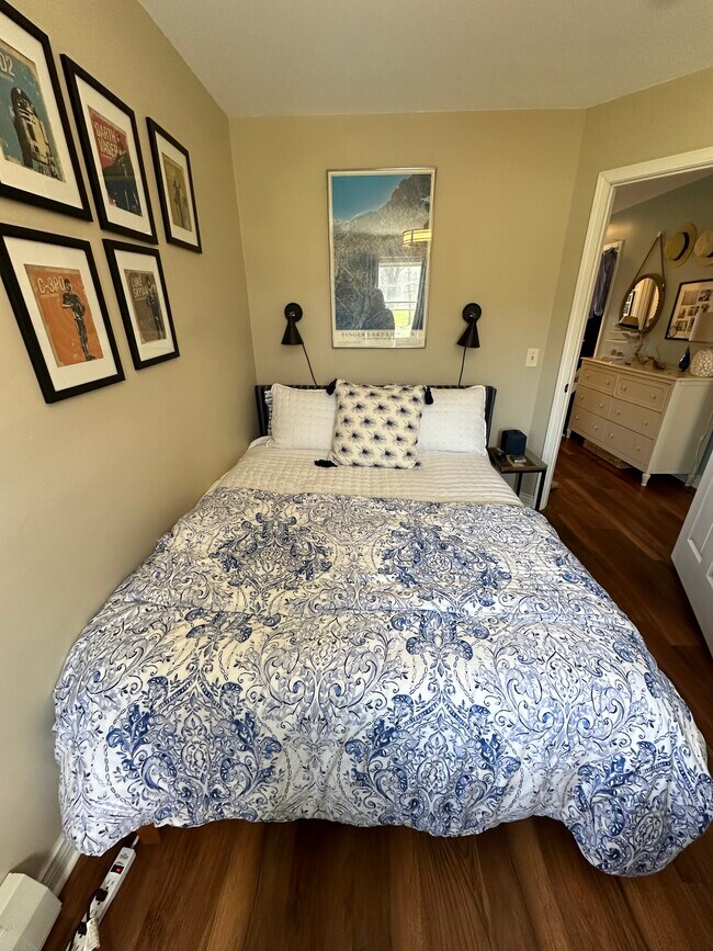 3rd bedroom - queen bed - 5311 N Point Dr