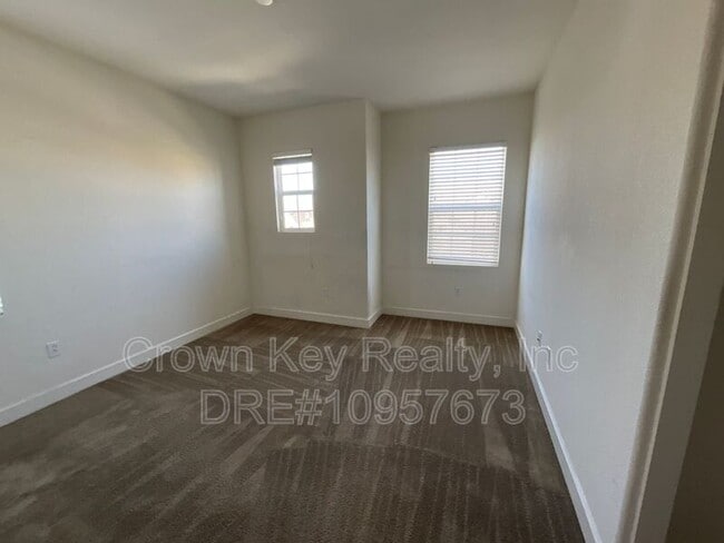 Building Photo - 546 W Campania Way