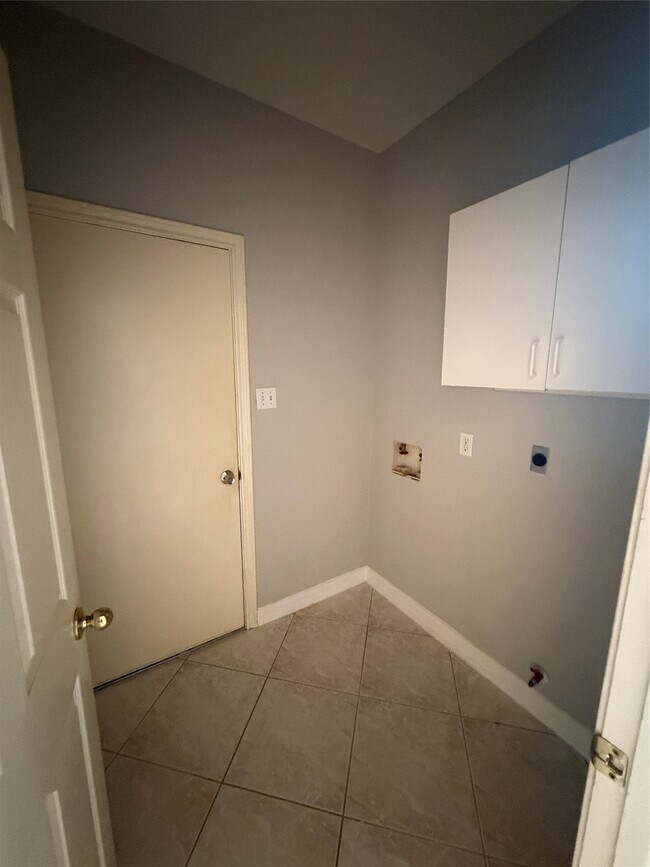 Building Photo - 4163 Surreydon Dr