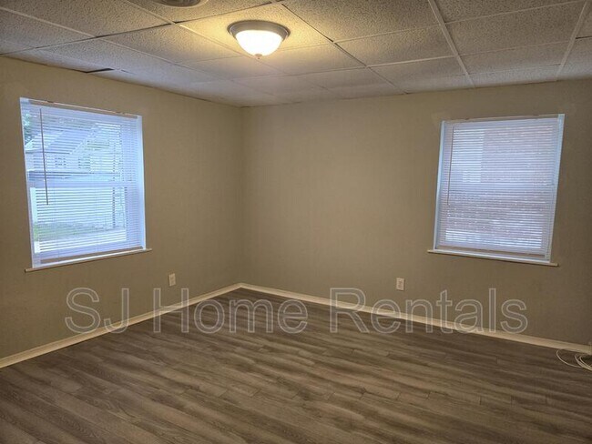 Building Photo - 215 S Pavilion Ave
