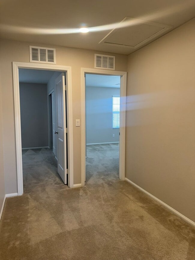Building Photo - Beautifully Upgraded Townhome in Inspirada