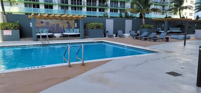 Building Photo - 1750 N Bayshore Dr