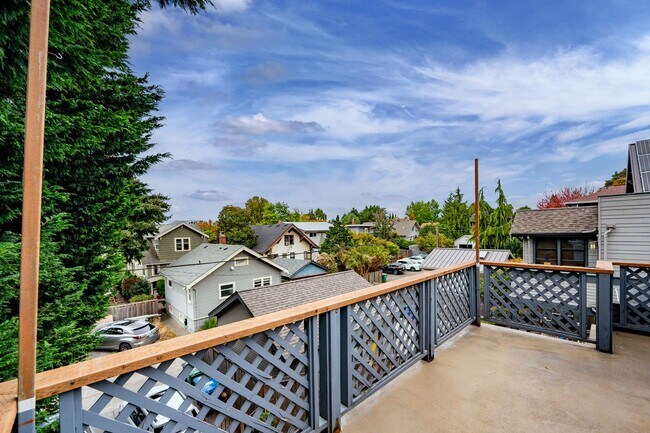 Building Photo - 1509 10th Ave W