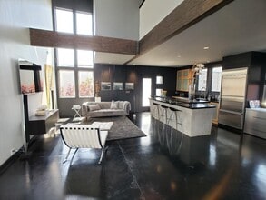 Building Photo - Professionally Designed Modern Loft In Oak...