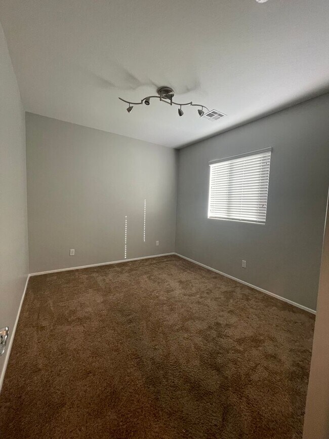 Building Photo - GREAT LOCATION!  Fabulous move-in ready 5 bed /3 bath home in south Tempe