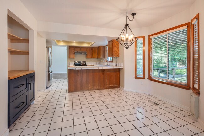 Building Photo - 512 Bluerock Dr