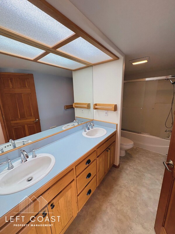 Building Photo - 7205 SW Burl Dr