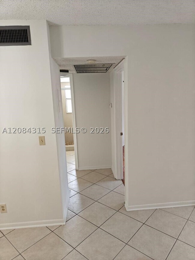 Building Photo - 10228 Twin Lakes Dr