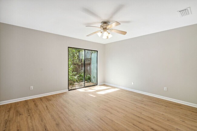 Building Photo - Mariners Walk - Easy walk to the beach