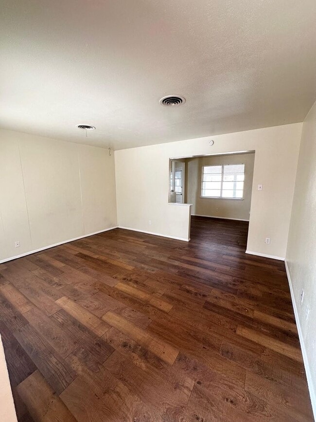 Building Photo - 3 Bed 2 Bath Ready To Rent ASAP!