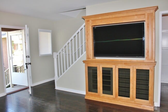 Building Photo - 3170 Strathmore Dr