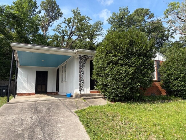 Building Photo - 3012 Pinewood Dr
