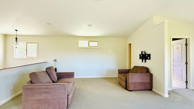 Building Photo - Spacious Volcano Home for Long-Term Rent