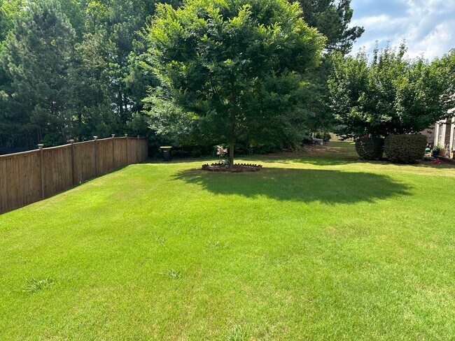 Building Photo - WOW! 5 bed, 4 full baths, brick exterior, ...