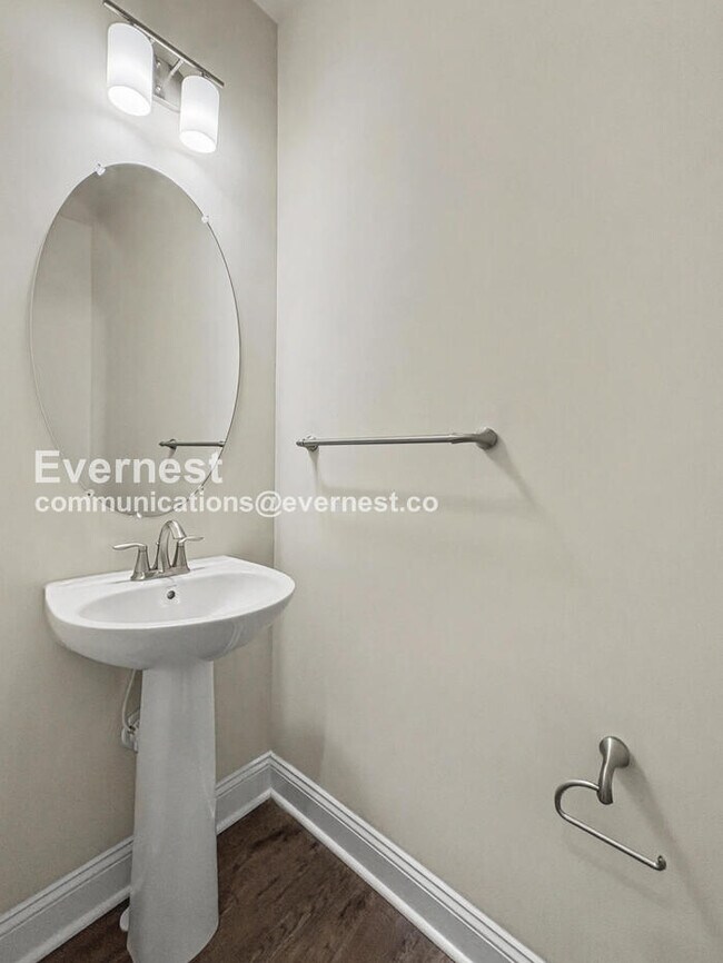 Building Photo - 2515 Hyacinth Ln