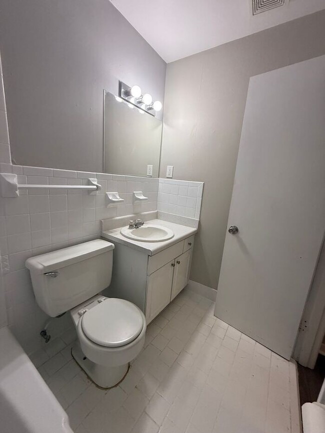 Building Photo - 2 Bedroom Unit was recently renovated. Liv...