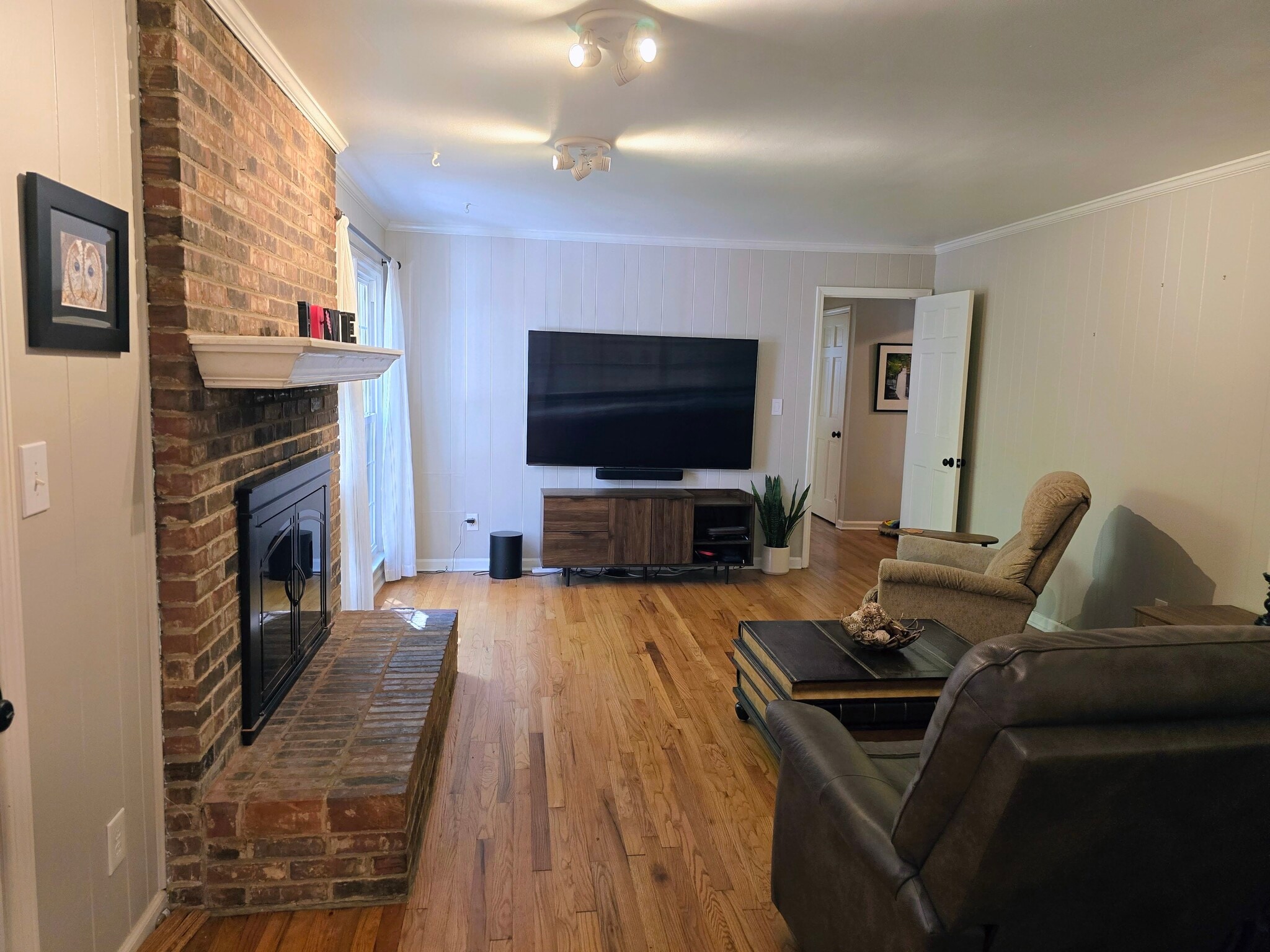 Cozy family room w/ plenty of media space - 90 Martin Point Ct