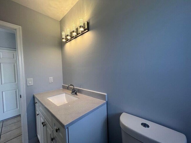 Building Photo - 556 Holly Dr