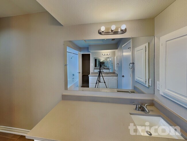 Building Photo - 2124 Glenn Ln