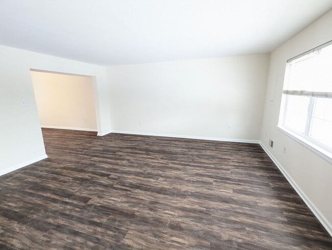 Building Photo - *END UNIT* town home in established Crestwood Neighborhood ready for you mid March!