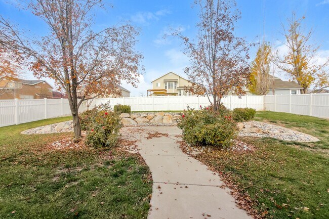 Building Photo - Comfortable 4 bed, 3 bath Family Home With Garage & Pet-Friendly Living! - Available NOW!