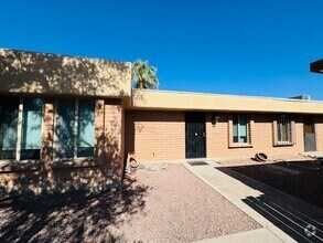 Building Photo - Beautiful Townhome in Great Eastside Location