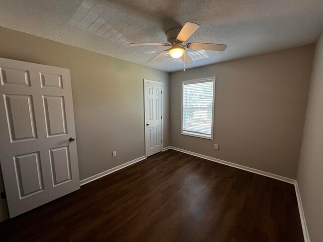 Building Photo - 124 Hampton Dr