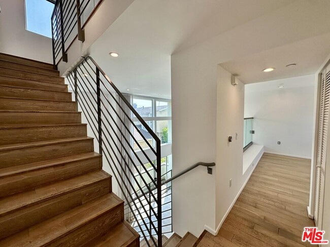 Building Photo - 5403 W Wilshire Vista Ln