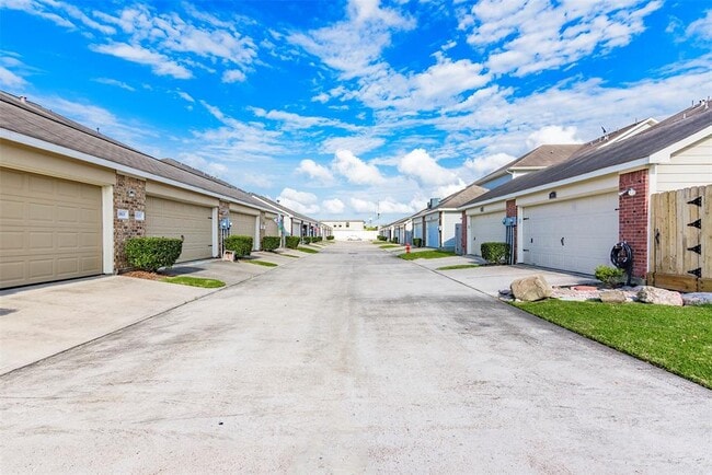 Building Photo - 1721 Kemah Village Dr