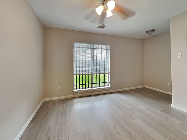 Building Photo - A spacious and move-in ready 3-bedroom, 1....