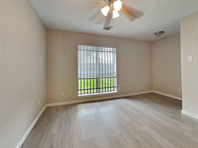 Building Photo - A spacious and move-in ready 3-bedroom, 1.5-bathroom home in Houston is now available. Fresh pain...