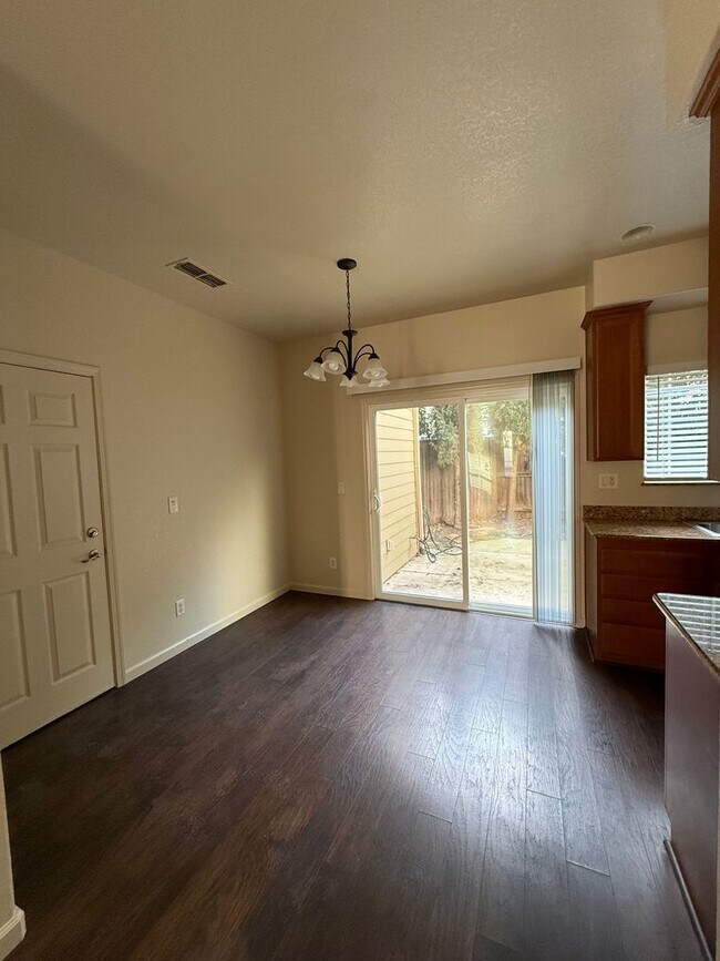 Building Photo - 3 Bedroom Home Close to Gym and Shopping-$1,000 OFF First Month's Rent